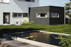 Modernes Haus mit einem grünen Rasen und einem Teich